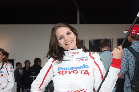 En yderst tiltalende Toyota mekaniker.